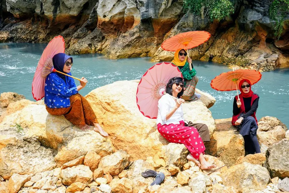 Suasana pengunjung menikmati tempat wisata alam secara santai