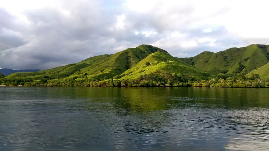Pemandangan laut dan bukit di Labuan Bajo saat pagi